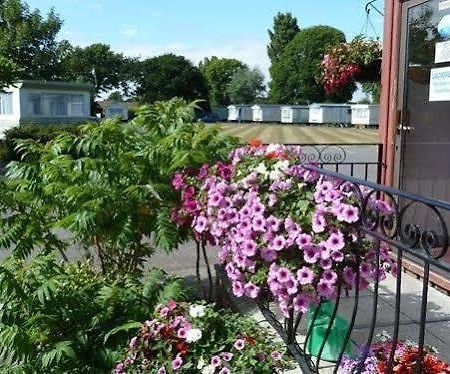 Hotel Copthorne Caravans Merston Exterior foto